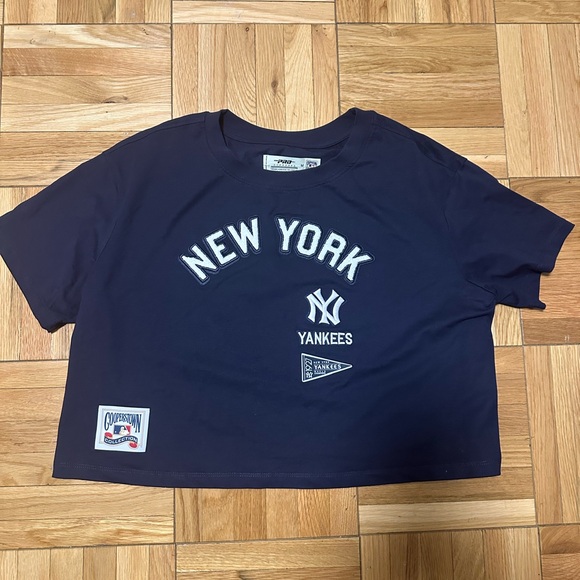 New York Yankees Pro Standard Retro Classic Cropped Boxy Tee in Navy, Size M - Picture 3 of 6